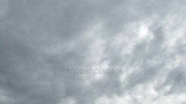Gri yağmur bulutları gökyüzünde hareket ediyor. Timelapse