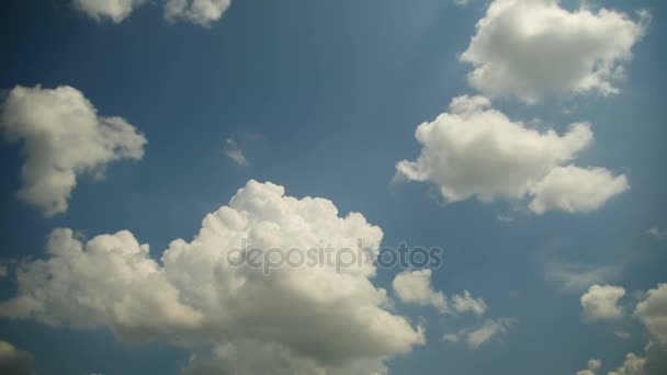 Chmury poruszają się w błękitne niebo. Timelapse — Wideo stockowe