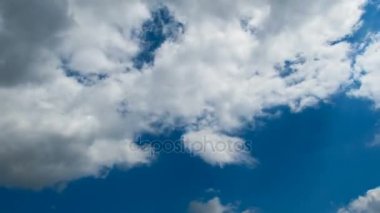 Bulutlar mavi gökyüzünde hareket ediyor. Timelapse