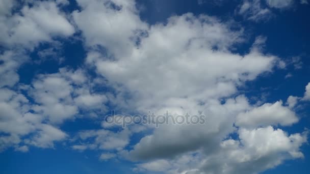 Wolken ziehen am blauen Himmel auf. Zeitraffer — Stockvideo