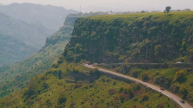 Ermenistan'ın the Road boyunca Dağ yılan ve araçların sürücü