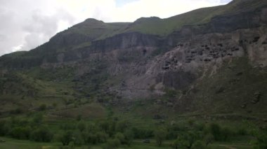 Vardzia, Georgia. Kayanın içindeki bir antik kent