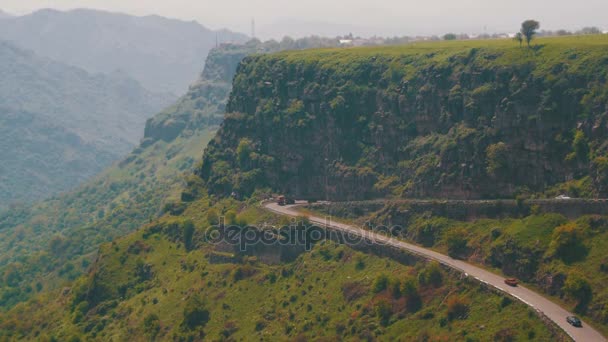 La Serpentine de montagne et les voitures roulent le long de la route en Arménie — Video