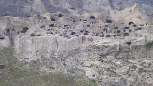 Vardzia, Georgia. Una antigua ciudad en la roca — Vídeo de stock