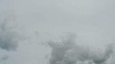 Gri yağmur bulutları gökyüzünde hareket ediyor. Timelapse