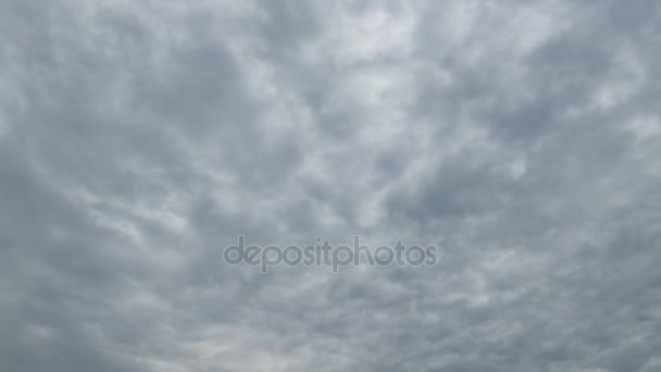 Nuvens de chuva cinza estão se movendo no céu. Prazo de validade — Vídeo de Stock
