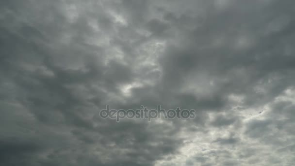 Las nubes se mueven en el cielo azul con el sol brillante que brilla. Plazo de entrega — Vídeo de stock