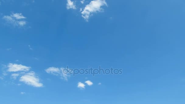 Las nubes se mueven en el cielo azul. Plazo de entrega — Vídeos de Stock