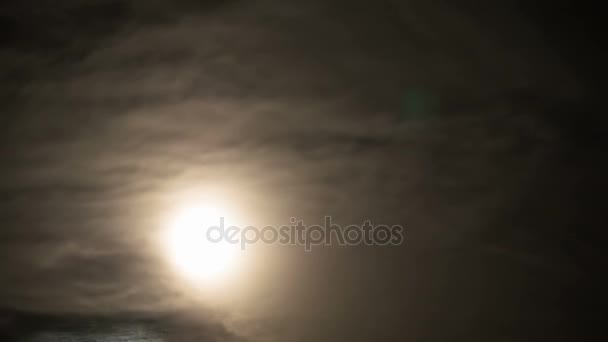 Luna llena se mueve a través de las nubes en el cielo nocturno. Cronograma — Vídeo de stock