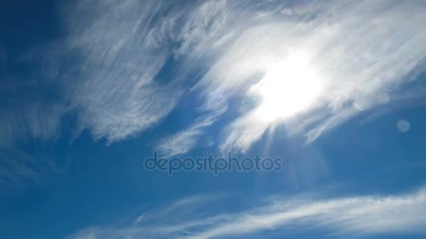 Molnen rör sig i den blå himlen med ljusa solen skiner. Timelapse — Stockvideo