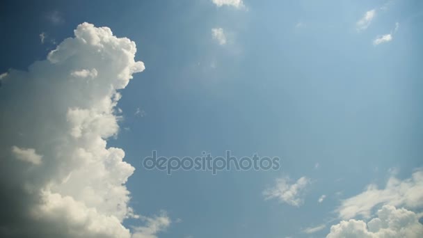 Molnen rör sig i den blå himlen. Timelapse — Stockvideo