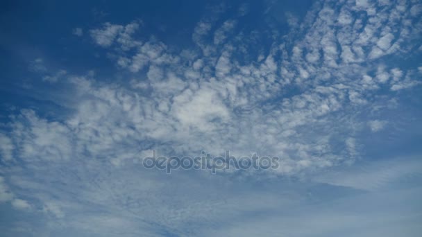 Les nuages se déplacent dans le ciel bleu. Délai imparti — Video