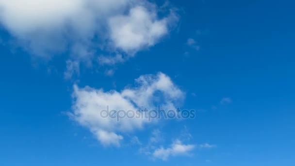 Las nubes se mueven en el cielo azul. Plazo de entrega — Vídeo de stock