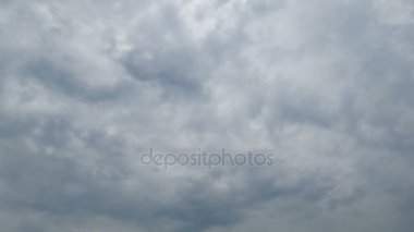 Gri yağmur bulutları gökyüzünde hareket ediyor. Timelapse