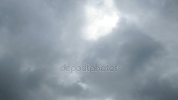 Nubes de lluvia gris se mueven en el cielo. Plazo de entrega — Vídeos de Stock