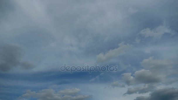 Molnen rör sig i den blå himlen. Timelapse — Stockvideo