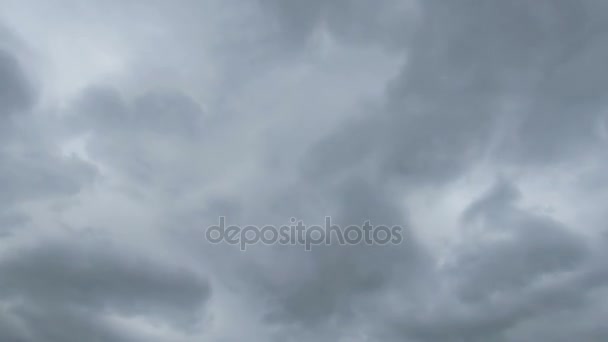 Grå moln regn flyttar i himlen. Timelapse — Stockvideo