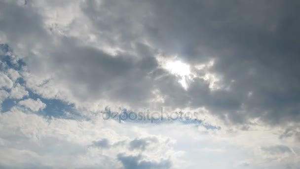 Norii se mișcă pe cerul albastru cu un soare strălucitor. TimeLapse — Videoclip de stoc