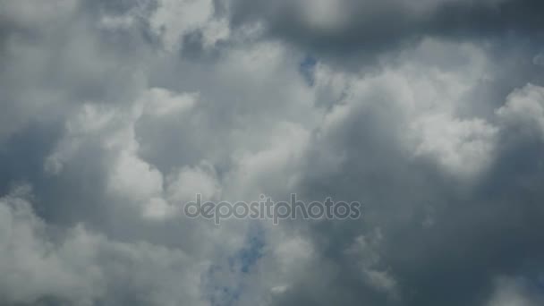 Grijze regenwolken gaan in de hemel. Timelapse — Stockvideo