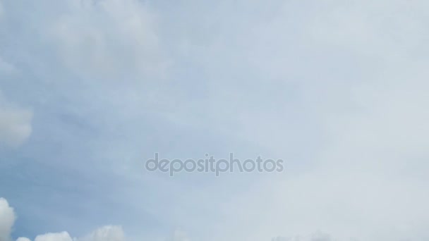 Las nubes se mueven en el cielo azul. Plazo de entrega — Vídeos de Stock