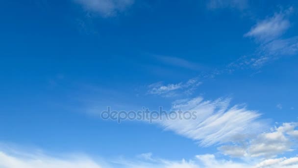 Las nubes se mueven en el cielo azul. Plazo de entrega — Vídeos de Stock