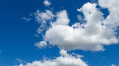 Bulutlar mavi gökyüzünde hareket ediyor. Timelapse