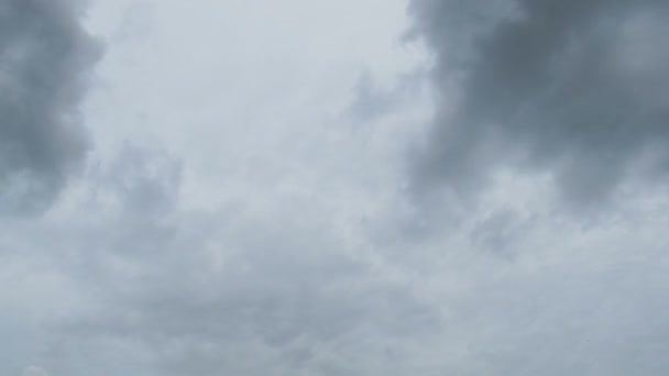 Am Himmel ziehen graue Regenwolken auf. Zeitraffer — Stockvideo