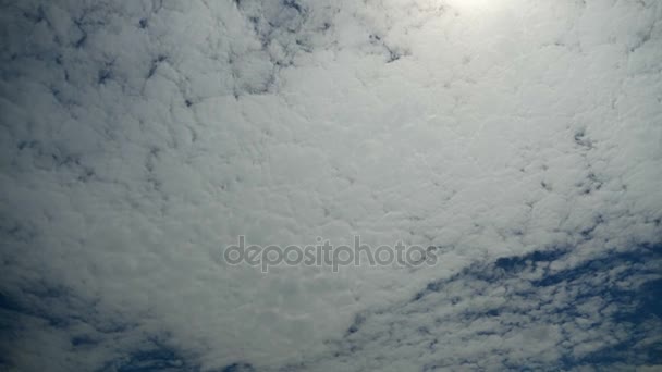 Les nuages se déplacent dans le ciel bleu. Délai imparti — Video