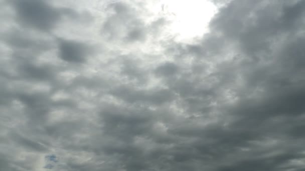 Wolken gaan in de blauwe hemel met Bright zon schijnt. Timelapse — Stockvideo