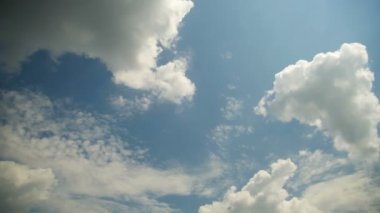 Bulutlar mavi gökyüzünde hareket ediyor. Timelapse