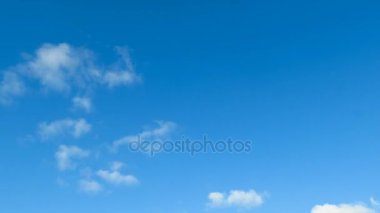 Bulutlar mavi gökyüzünde hareket ediyor. Timelapse