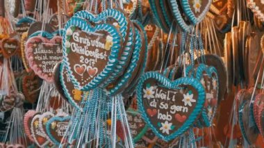 Geleneksel renkli Gingerbread kalp şeklinde Oktoberfest Festival, Bavyera, Almanya