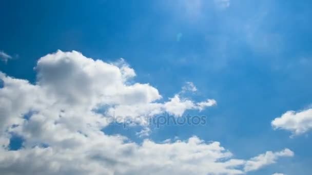 Molnen rör sig i den blå himlen. Timelapse — Stockvideo