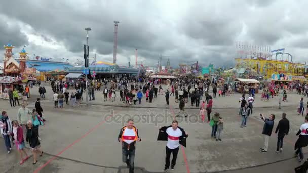 La folla di persone cammina lungo la strada centrale dell'Oktoberfest festival. Baviera, Germania — Video Stock