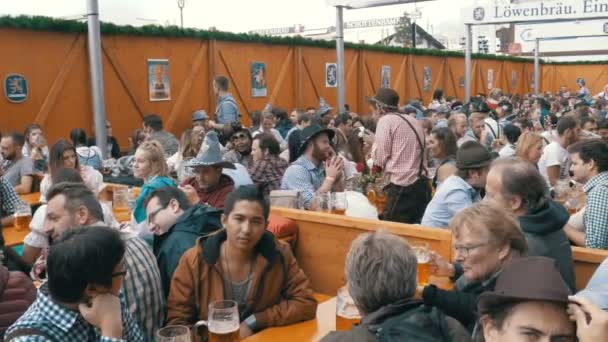 Γιορτή Oktoberfest στο μια μεγάλη μπύρα μπαρ στο δρόμο. Βαυαρία, Γερμανία — Αρχείο Βίντεο