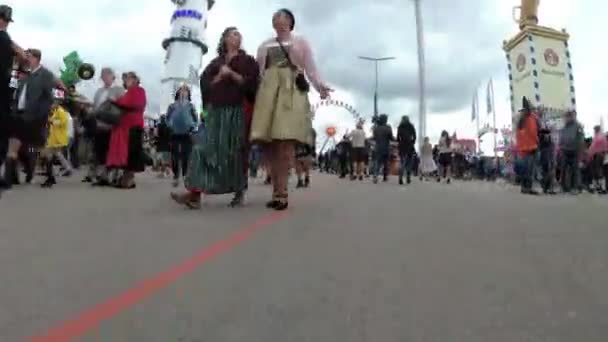 Aparat porusza się poniżej tłum ludzi na ulicy centrum Oktoberfest. Bawarii, upływ czasu — Wideo stockowe