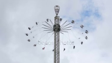 Atlıkarınca Oktoberfest bira Festivali merkezi sokak salıncak. Bavyera. Ağır çekim