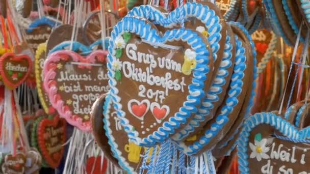 Tradycyjne pierniczki kolorowe serca kształcie o festiwalu Oktoberfest, Bavaria, Niemcy — Wideo stockowe