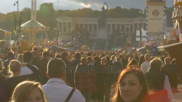 Tłum ludzi spacerujących wzdłuż centralnej ulicy odbywa się festiwal Oktoberfest. Bawaria, Niemcy — Wideo stockowe