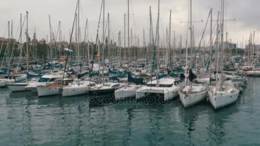 Park edilmiş gemiler, tekneler, yatlar Port Vell Barcelona, İspanya.