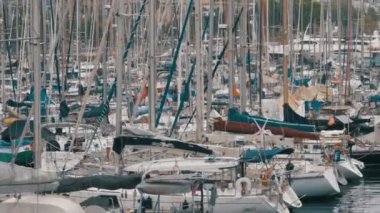 Park edilmiş gemiler, tekneler, yatlar Port Vell Barcelona, İspanya.