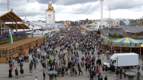 Blick von oben auf die Menschenmenge auf der zentralen Straße beim Oktoberfest. Bayern, Deutschland — Stockvideo