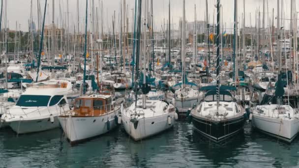 Barcos aparcados, Barcos, Yates en Rambla del Mar Puerto de Barcelona, España . — Vídeos de Stock