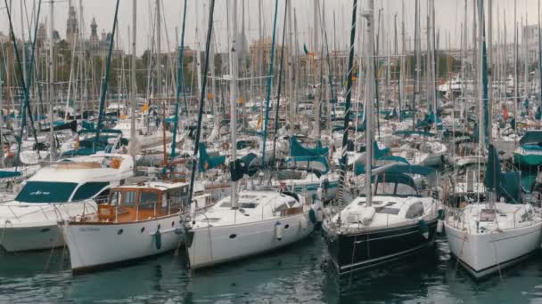 Barcos aparcados, Barcos, Yates en Rambla del Mar Puerto de Barcelona, España . — Vídeos de Stock