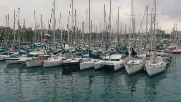 Navios estacionados, Barcos, Iates no Port Vell de Barcelona, Espanha . — Vídeo de Stock