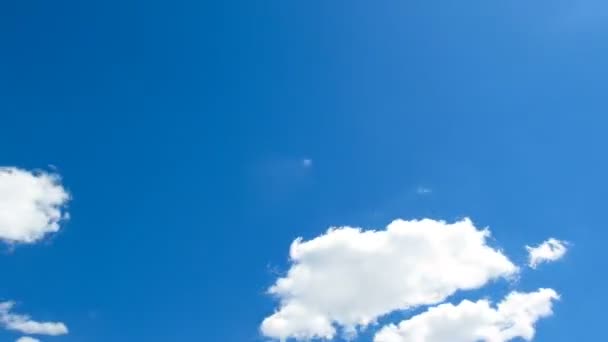 青空に雲が移動しています。タイムラプス — ストック動画