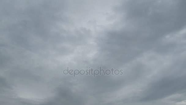 Des nuages de pluie gris se déplacent dans le ciel. Délai imparti — Video