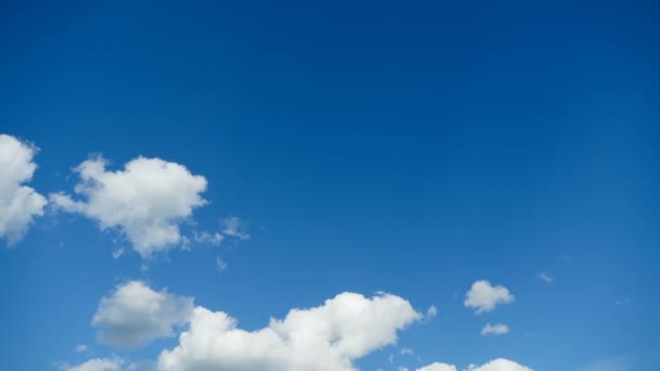 Les nuages se déplacent dans le ciel bleu. Délai imparti — Video