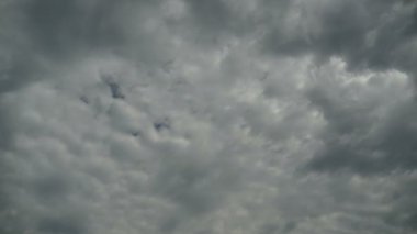 Bulutlar mavi gökyüzünde hareket ediyor. Timelapse