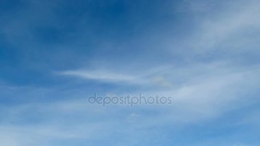 Bulutlar mavi gökyüzünde hareket ediyor. Timelapse